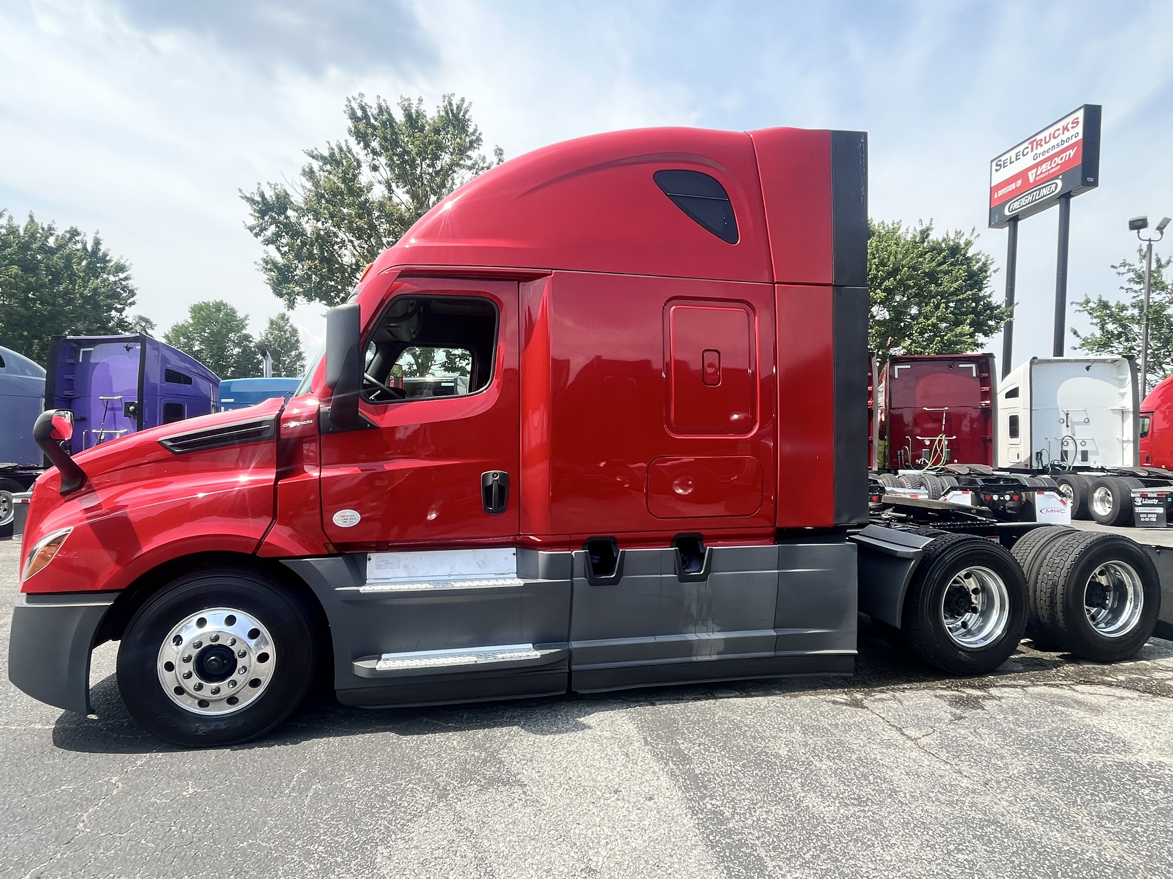 2021 Freightliner Cascadia in Greensboro, NC — photo 2