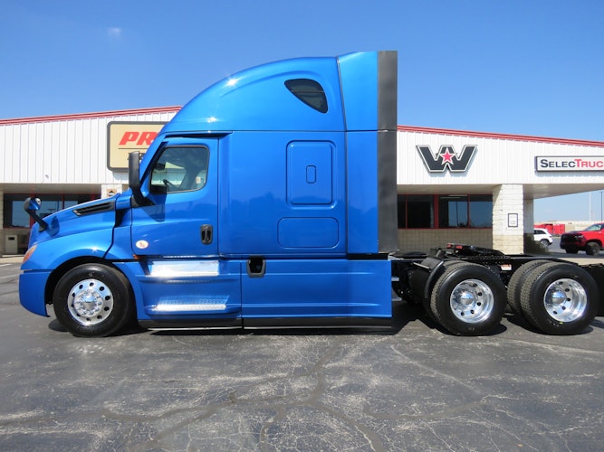 2021 Freightliner Cascadia 126" Sleeper Cab photo 2