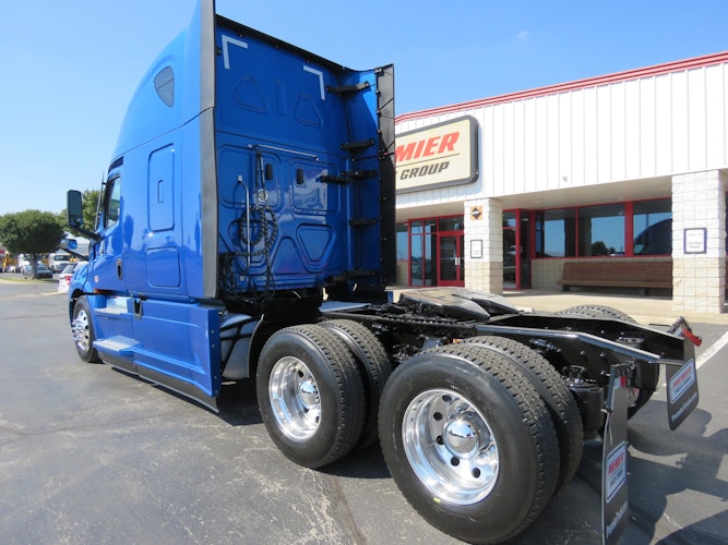 2021 Freightliner Cascadia 126" Sleeper Cab photo 3