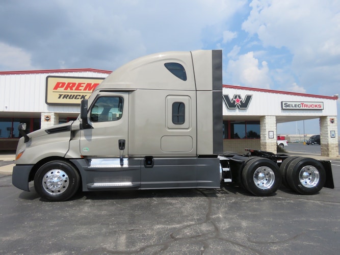 2023 Freightliner Cascadia 126" Sleeper Cab photo 2