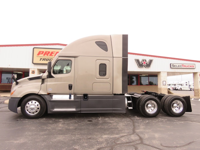 2023 Freightliner Cascadia 126" Sleeper Cab photo 2