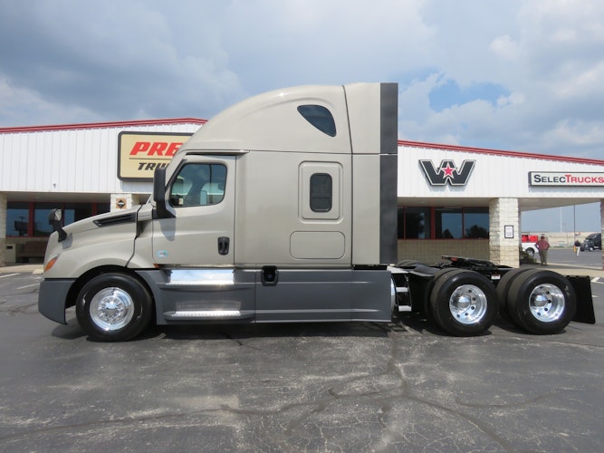 2023 Freightliner Cascadia 126" Sleeper Cab photo 2