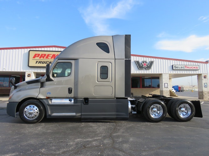 2023 Freightliner Cascadia 126" Sleeper Cab photo 2