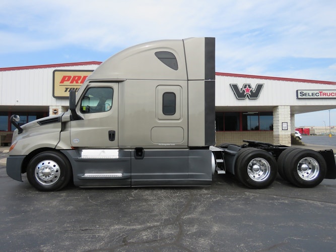 2023 Freightliner Cascadia 126" Sleeper Cab photo 2