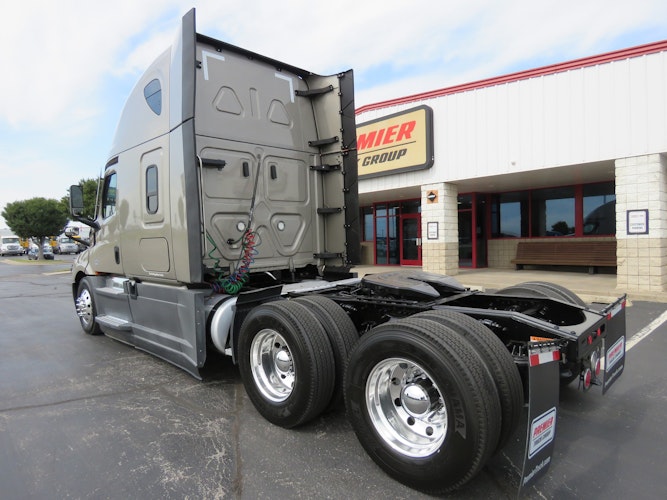 2023 Freightliner Cascadia 126" Sleeper Cab photo 3