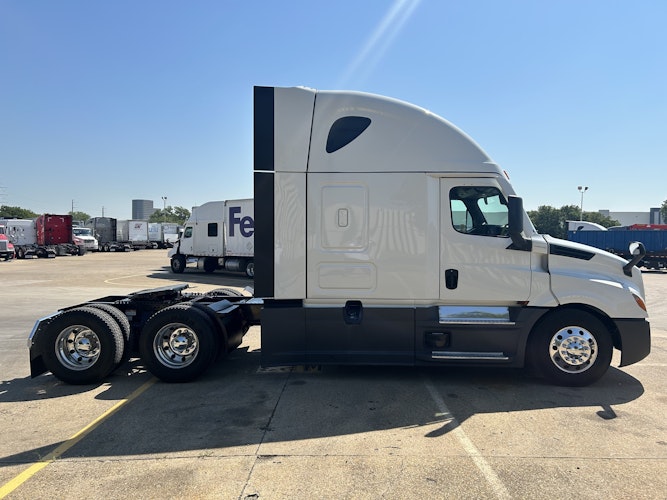 2024 Freightliner Cascadia 126" Sleeper Cab photo 3
