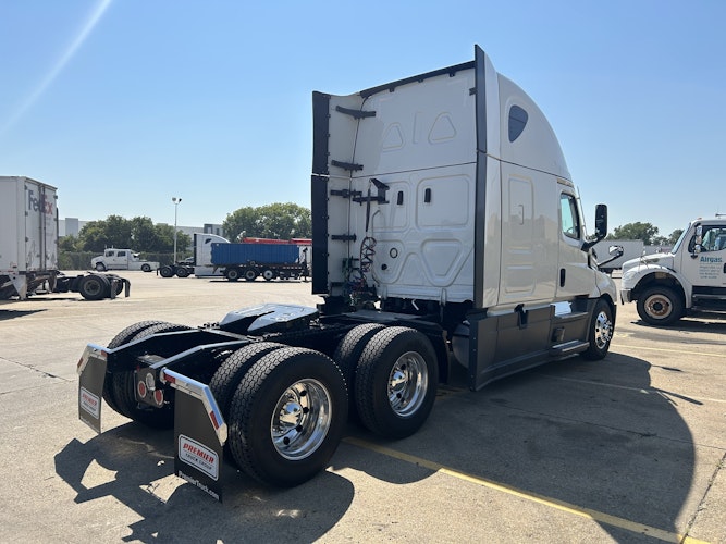 2024 Freightliner Cascadia 126" Sleeper Cab photo 4