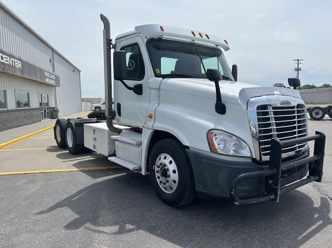 2017 Freightliner Cascadia 125" Sleeper Cab photo 2