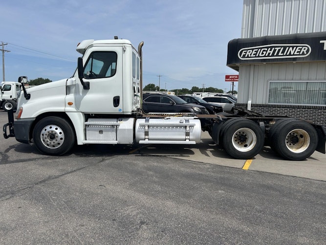2017 Freightliner Cascadia 125" Sleeper Cab photo 4