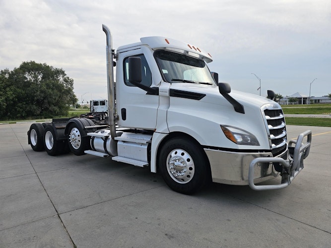 2023 Freightliner Cascadia 126" Day cab photo 2