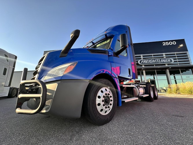 2022 Freightliner Cascadia 126" Day cab photo 2