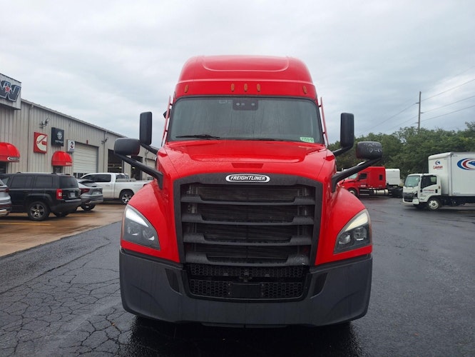 2022 Freightliner Cascadia 126" Sleeper Cab photo 2
