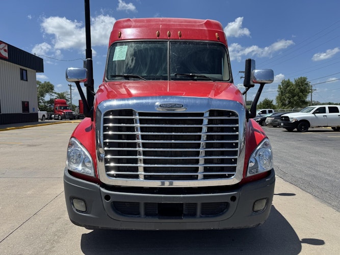 2018 Freightliner Cascadia 125" Sleeper Cab photo 2