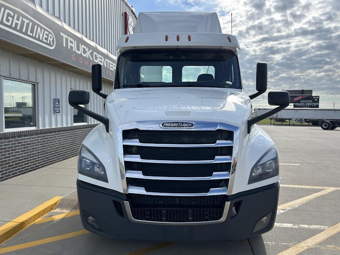 2020 Freightliner Cascadia 126" Day cab photo 2