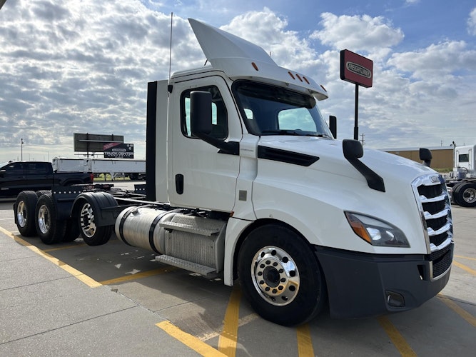 2020 Freightliner Cascadia 126" Day cab photo 3