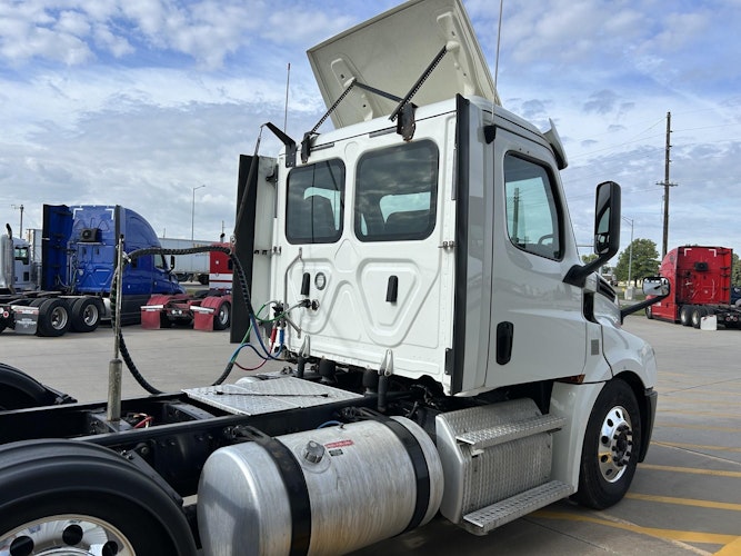 2020 Freightliner Cascadia 126" Day cab photo 4