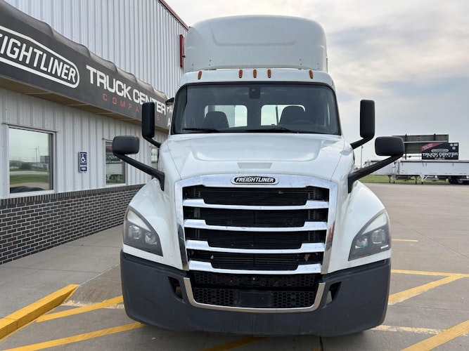 2020 Freightliner Cascadia 126" Day cab photo 2