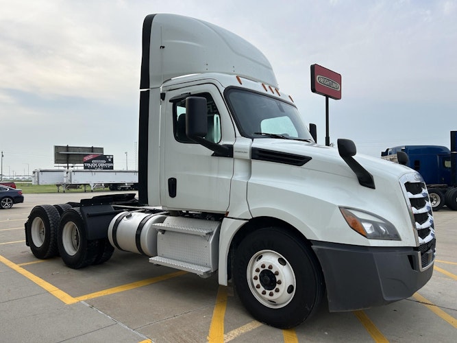 2020 Freightliner Cascadia 126" Day cab photo 3