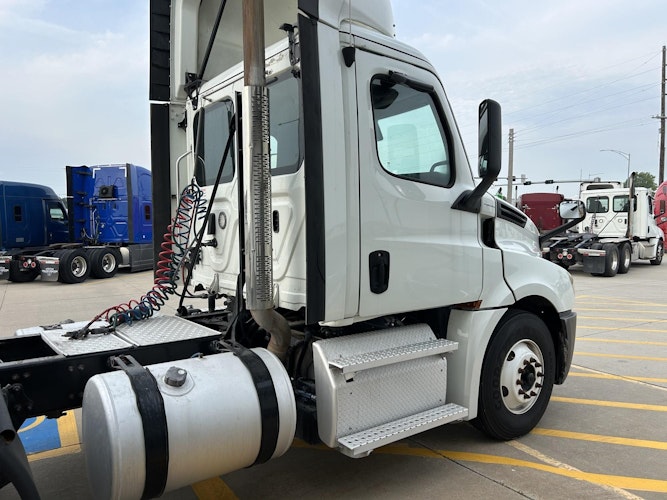 2020 Freightliner Cascadia 126" Day cab photo 4