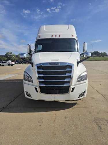 2023 Freightliner Cascadia 126" Sleeper Cab photo 2