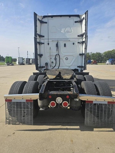 2023 Freightliner Cascadia 126" Sleeper Cab photo 3