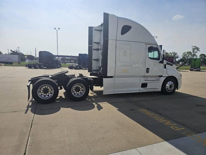 2023 Freightliner Cascadia 126" Sleeper Cab photo 4