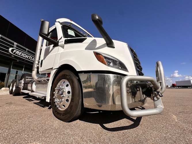 2023 Freightliner Cascadia 126" Day cab photo 2