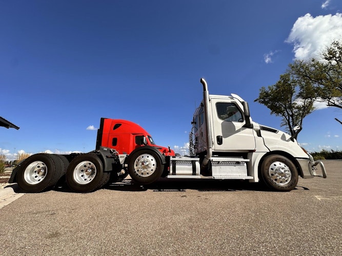 2023 Freightliner Cascadia 126" Day cab photo 3