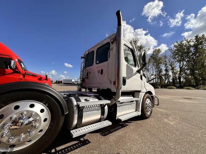 2023 Freightliner Cascadia 126" Day cab photo 4