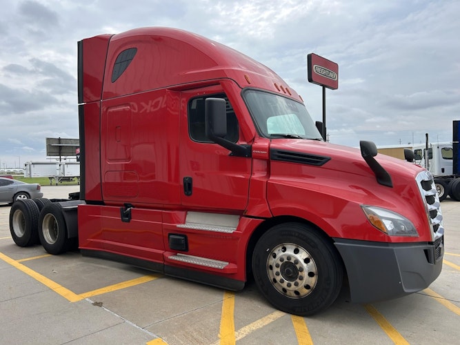 2022 Freightliner Cascadia 126" Sleeper Cab photo 3