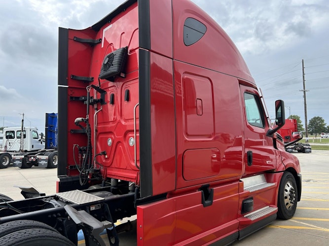 2022 Freightliner Cascadia 126" Sleeper Cab photo 4