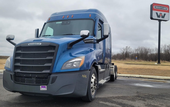 2021 Freightliner Cascadia 126" Sleeper Cab photo 2