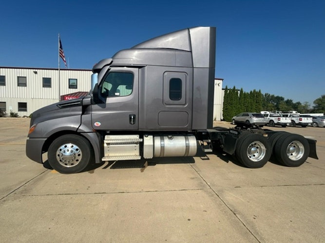 2021 Freightliner Cascadia 126" Sleeper Cab photo 2