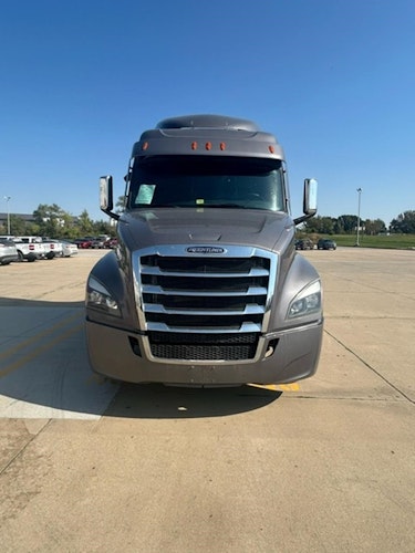 2021 Freightliner Cascadia 126" Sleeper Cab photo 3
