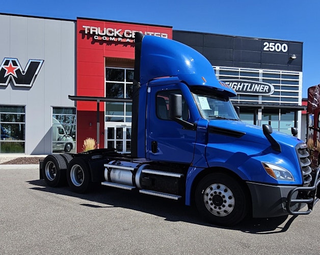 2022 Freightliner Cascadia 126" Day cab photo 2