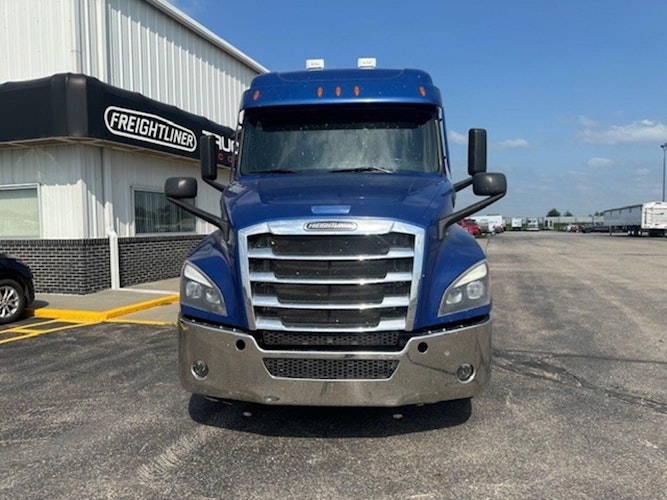 2021 Freightliner Cascadia 126" Sleeper Cab photo 2