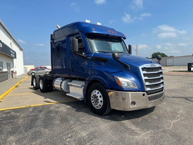 2021 Freightliner Cascadia 126" Sleeper Cab photo 3