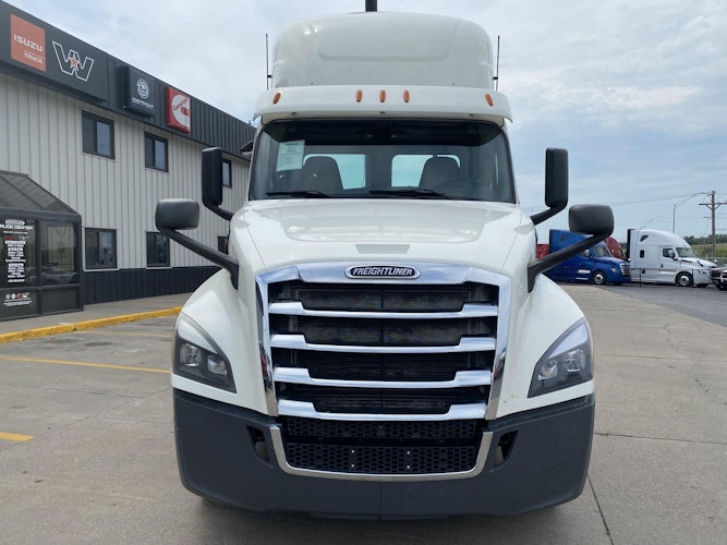 2018 Freightliner Cascadia 126" Day cab photo 2