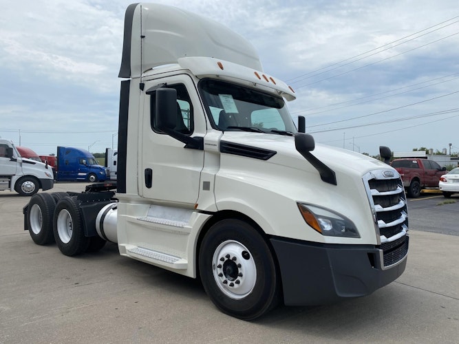 2018 Freightliner Cascadia 126" Day cab photo 3