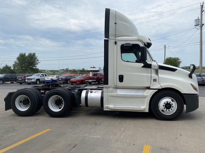 2018 Freightliner Cascadia 126" Day cab photo 4