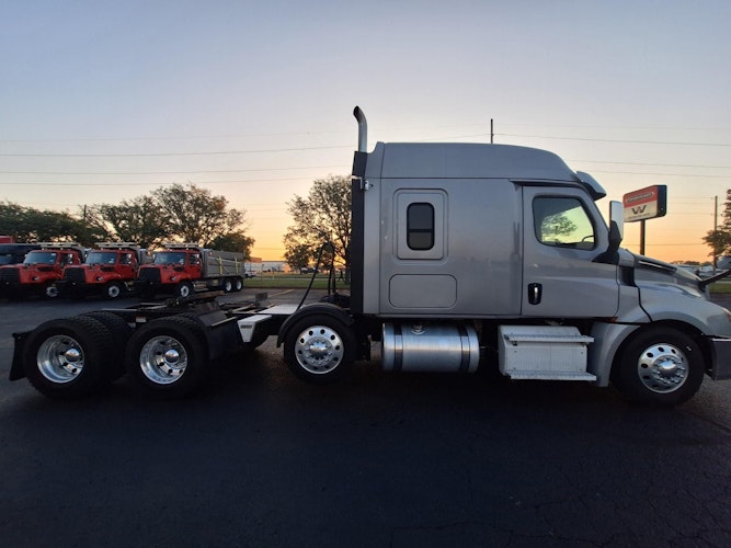 2020 Freightliner Cascadia 126" Sleeper Cab photo 4