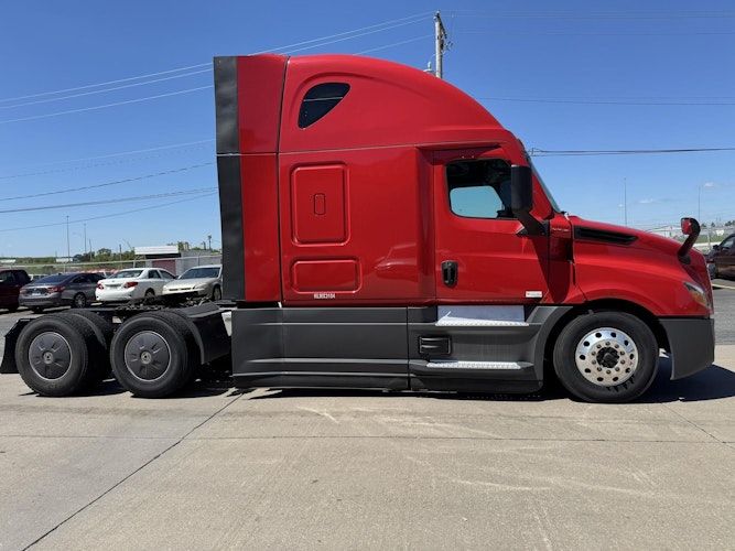 2022 Freightliner Cascadia 126" Sleeper Cab photo 4