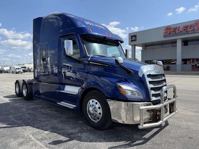 2023 Freightliner Cascadia 126" Sleeper Cab photo 2