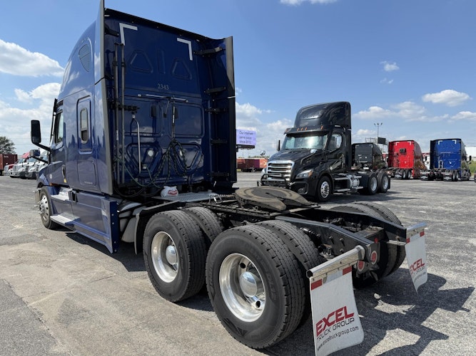 2023 Freightliner Cascadia 126" Sleeper Cab photo 4