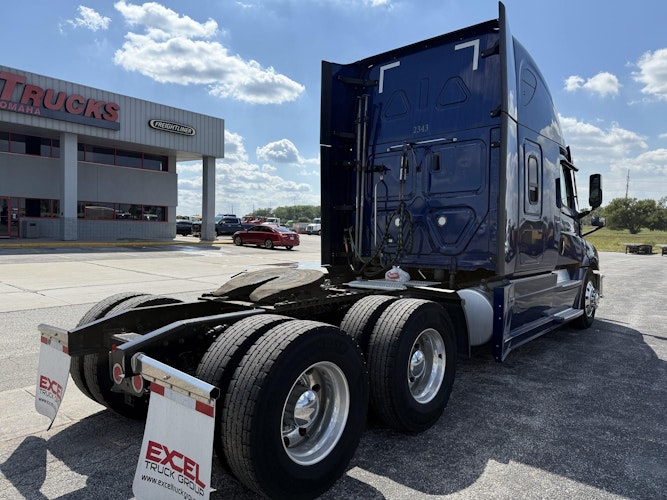 2023 Freightliner Cascadia 126" Sleeper Cab photo 3