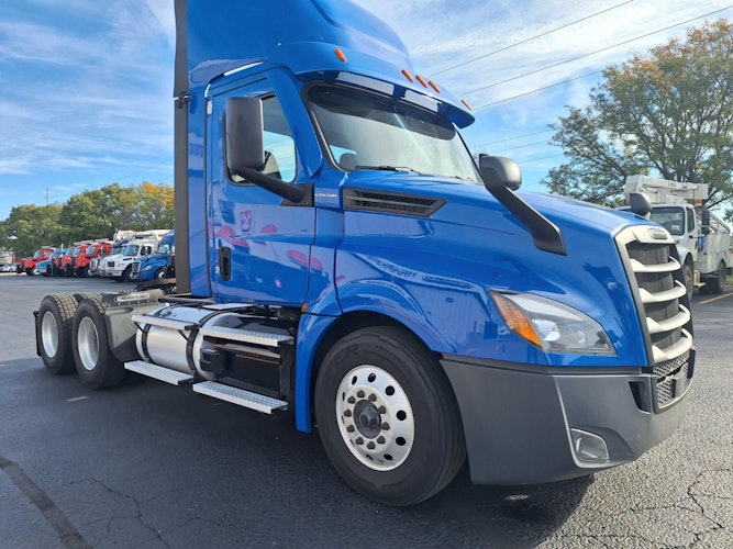 2022 Freightliner Cascadia 126" Day cab photo 3