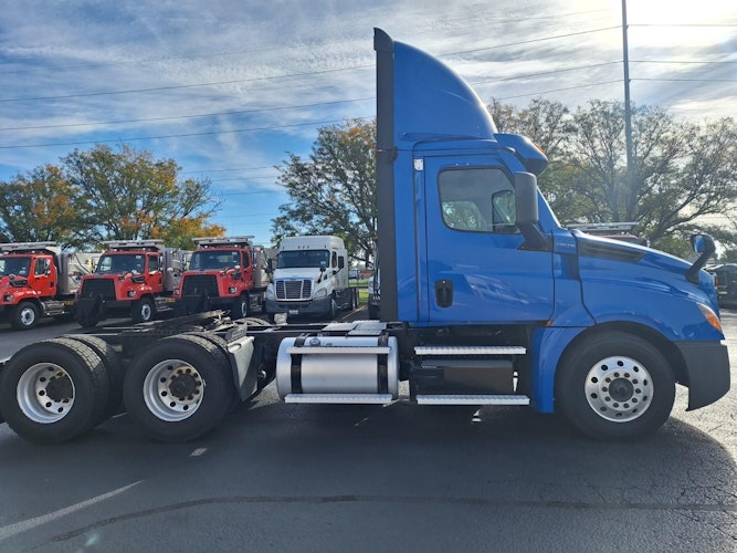 2022 Freightliner Cascadia 126" Day cab photo 4