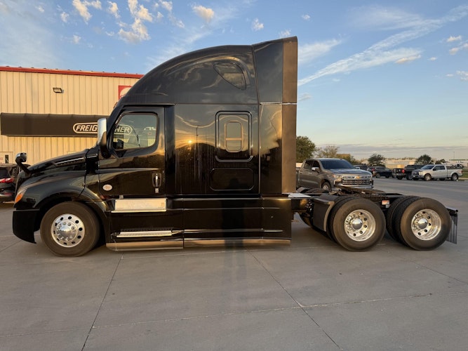 2024 Freightliner Cascadia 126" Sleeper Cab photo 4