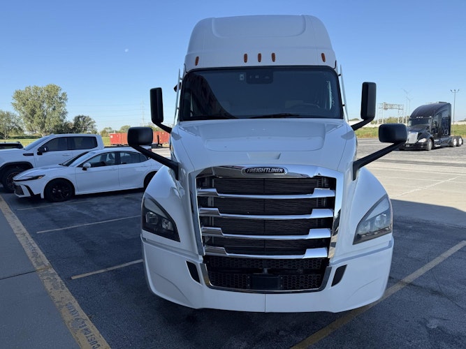 2022 Freightliner Cascadia 126" Sleeper Cab photo 2