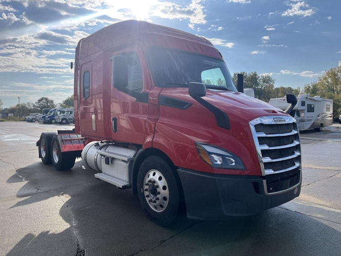 2019 Freightliner Cascadia photo 2